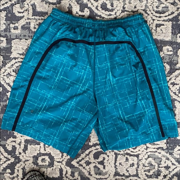 Lululemon men’s shorts lined with a 9 inch inseam - Picture 5 of 9